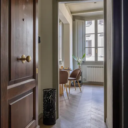 Flora Deluxe Apartment